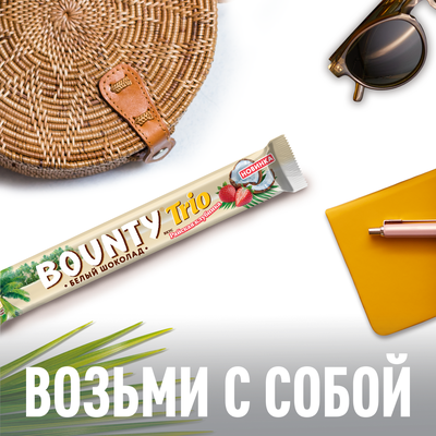 Шоколадный батончик Bounty Trio Райская клубника в белом шоколаде с нежной мякотью кокоса со вкусом клубники, 78 г