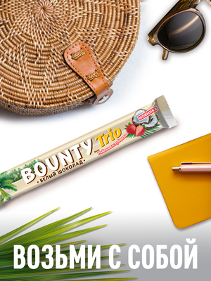 Шоколадный батончик Bounty Trio Райская клубника в белом шоколаде с нежной мякотью кокоса со вкусом клубники, 78 г