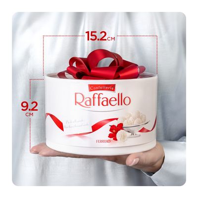 Конфеты в коробке Raffaello с цельным миндальным орехом в кокосовой обсыпке, 200 г